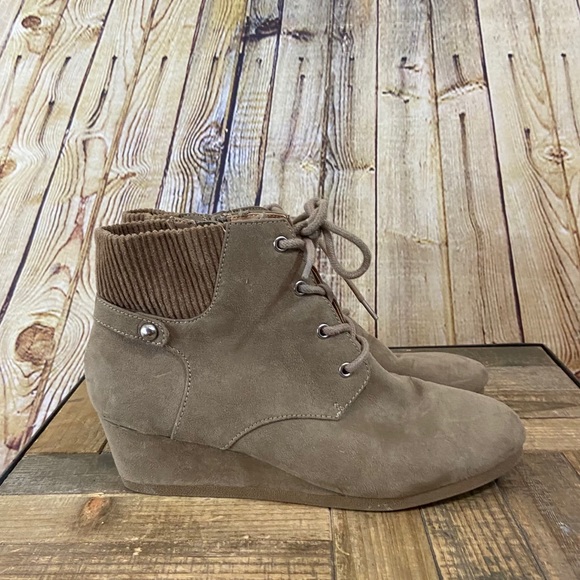 Justice Shoes - Taupe lace up justice booties size 8